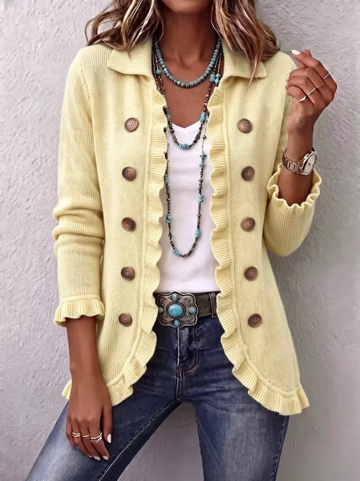 Lillian | Gerippte Strickjacke mit Rüschen in Buttercreme