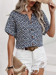 Amira | Luftige Bluse mit Blumenmuster & Holzknopf-Details