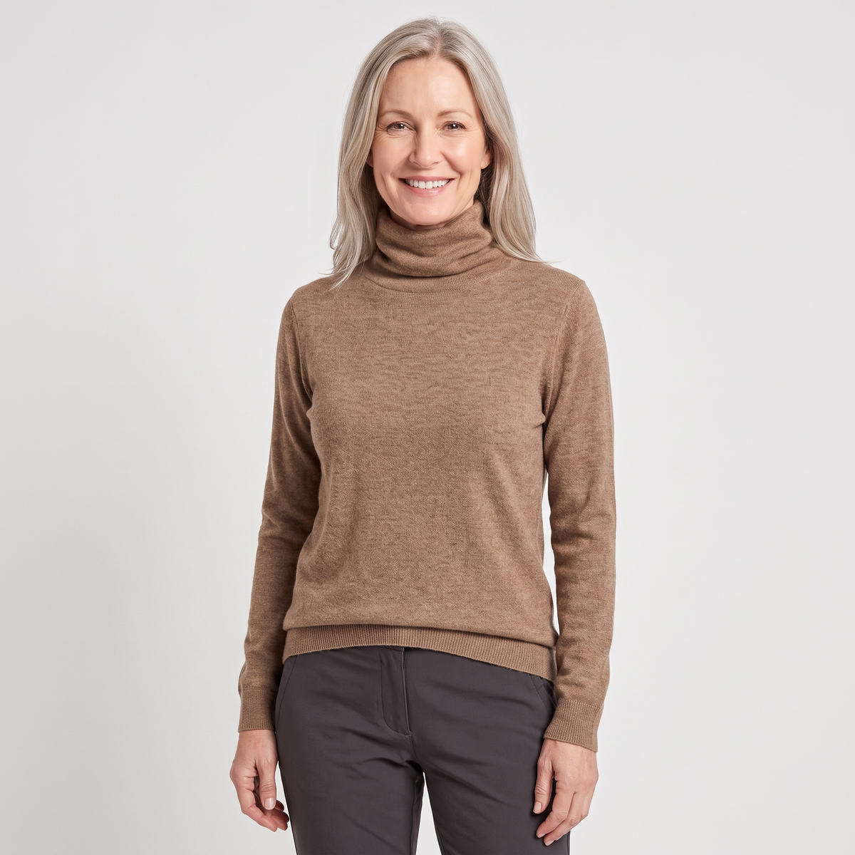 NobleLoft Merino-Rollkragenpullover in Kamel, am Model
