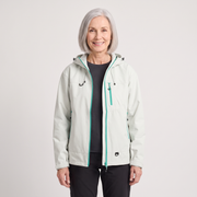 AlpenShell Allwetterjacke in Hellgrau mit Mint-Reißverschlüssen, am Model