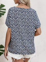 Amira | Luftige Bluse mit Blumenmuster & Holzknopf-Details
